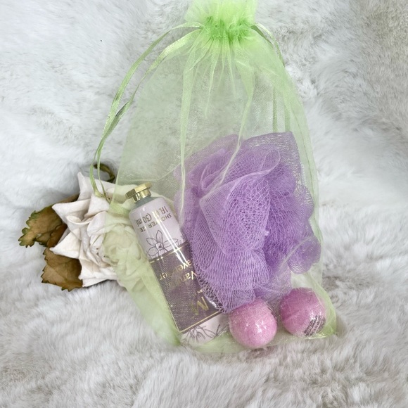 New w/tags 3 piece BATH set VANILLA LAVENDER SHOWER GEL w/2 bath bombs & loofah - Picture 3 of 3